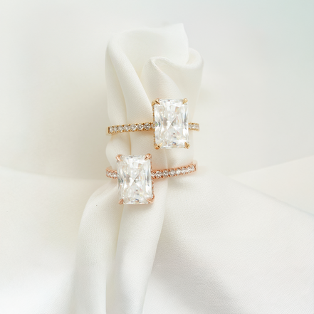 Eternal Brilliance – 18K Gold Moissanite Ring with Side Diamonds