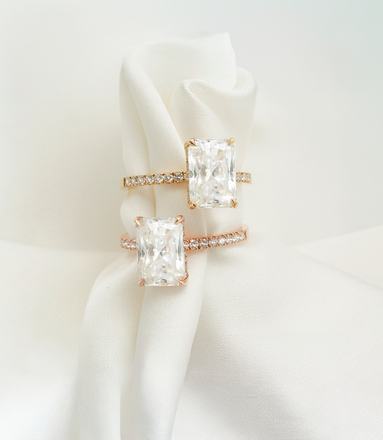 Eternal Brilliance – 18K Gold Moissanite Ring with Side Diamonds