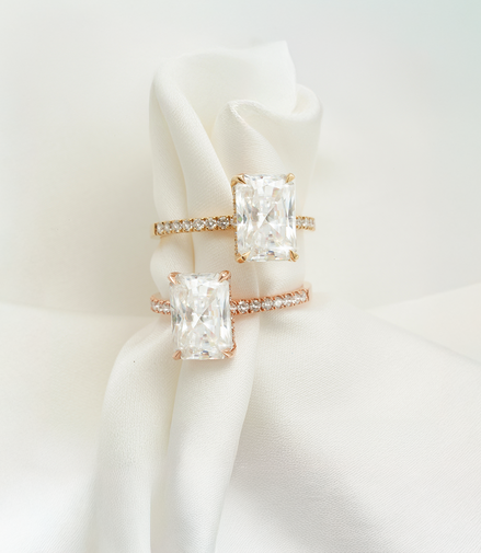 Eternal Brilliance – 18K Gold Moissanite Ring with Side Diamonds