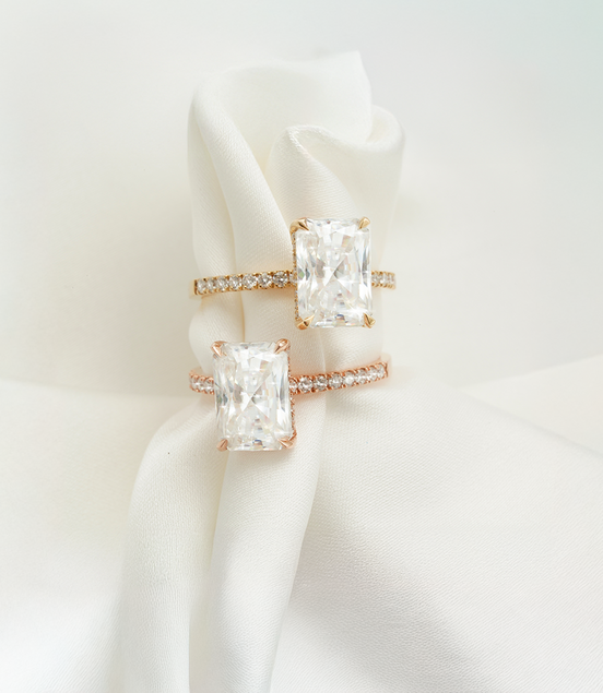 Eternal Brilliance – 18K Gold Moissanite Ring with Side Diamonds