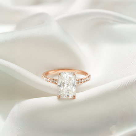 Eternal Brilliance – 18K Gold Moissanite Ring with Side Diamonds