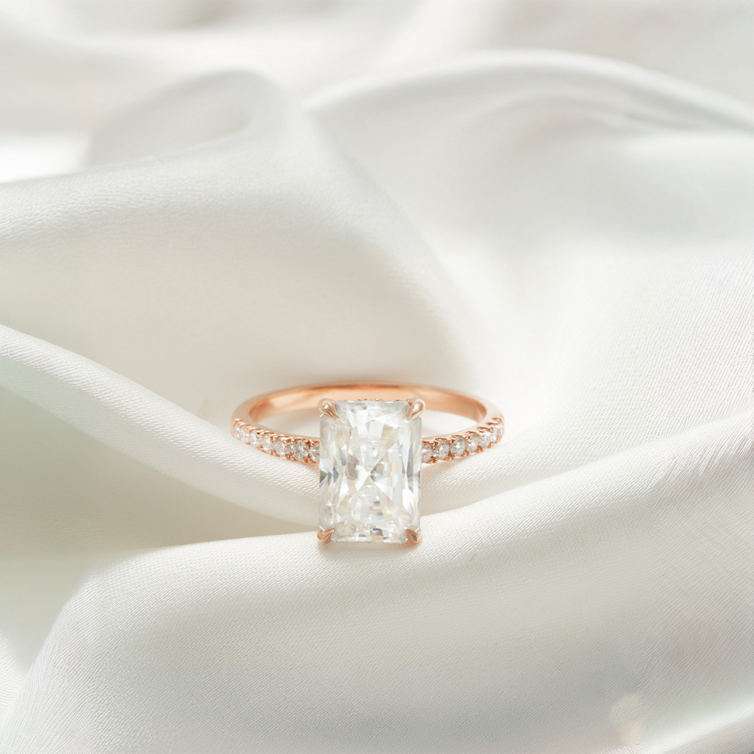 Eternal Brilliance – 18K Gold Moissanite Ring with Side Diamonds