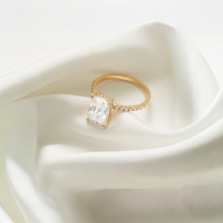 Eternal Brilliance – 18K Gold Moissanite Ring with Side Diamonds