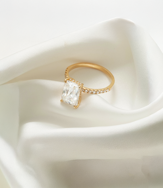 Eternal Brilliance – 18K Gold Moissanite Ring with Side Diamonds