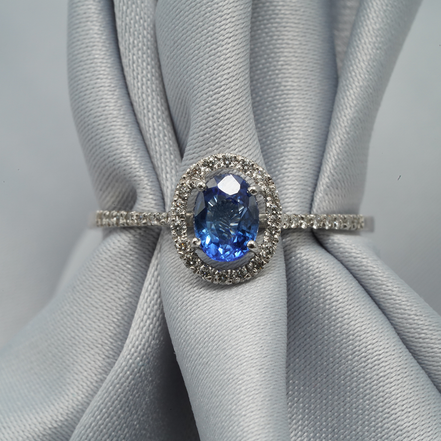 Blue Royal Elegance – 18K White Gold Ring with Blue Sapphire & Diamonds