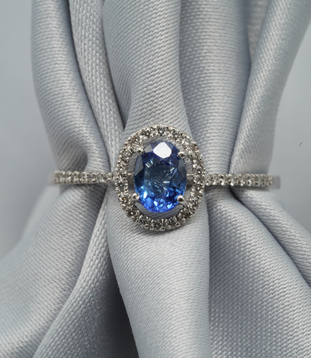 Blue Royal Elegance – 18K White Gold Ring with Blue Sapphire & Diamonds