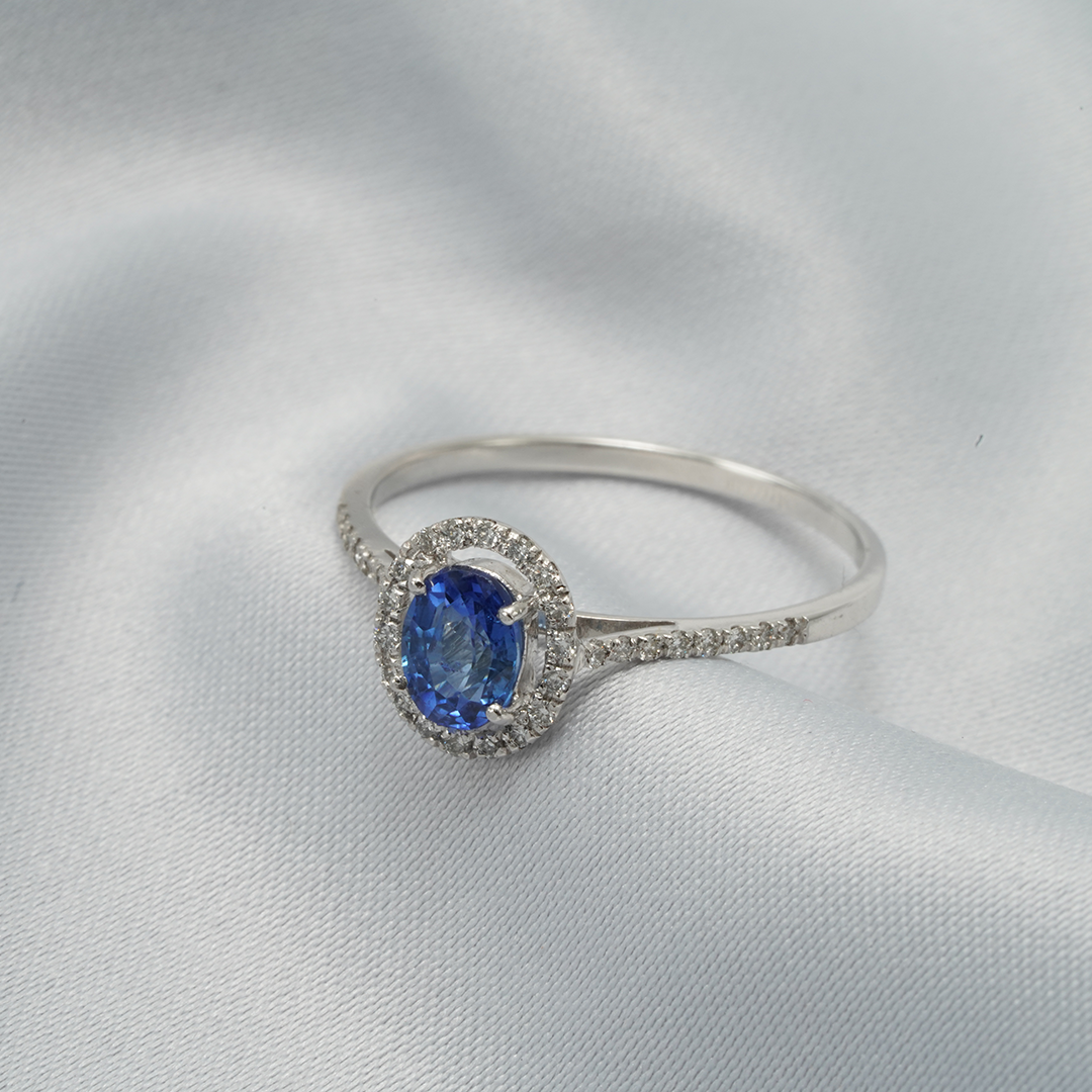 Blue Royal Elegance – 18K White Gold Ring with Blue Sapphire & Diamonds