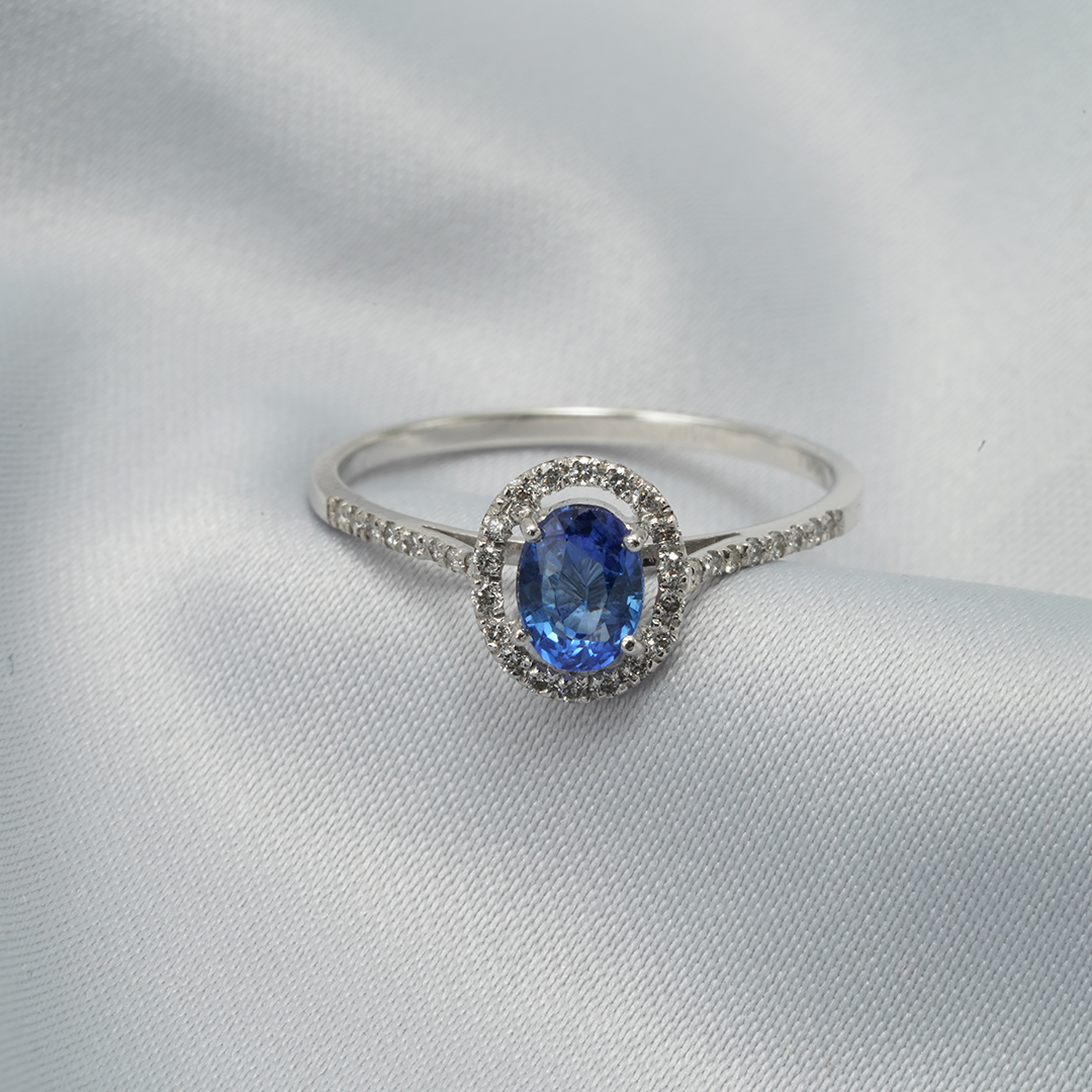 Blue Royal Elegance – 18K White Gold Ring with Blue Sapphire & Diamonds