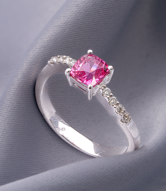 Blush Elegance – 18K White Gold Ring with Pink Sapphire & Diamonds
