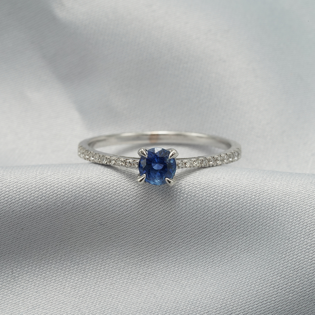 Blue Sapphire &amp; Diamond Solitaire Ring – 18K White Gold