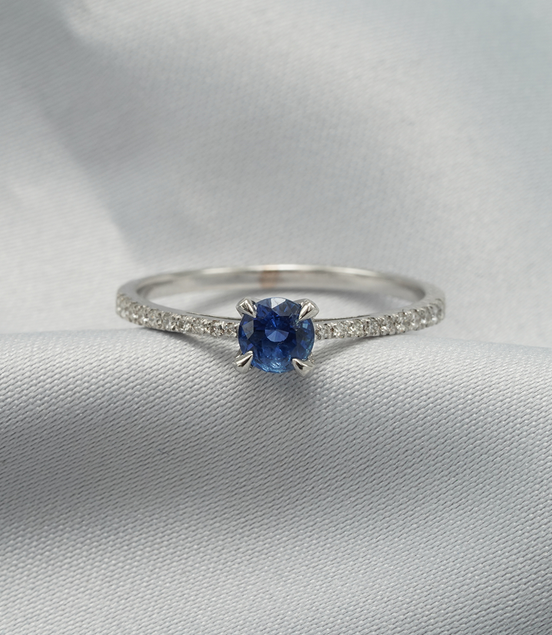 Blue Sapphire &amp; Diamond Solitaire Ring – 18K White Gold