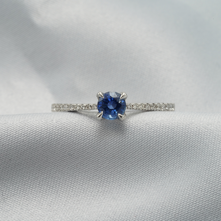 Blue Sapphire &amp; Diamond Solitaire Ring – 18K White Gold