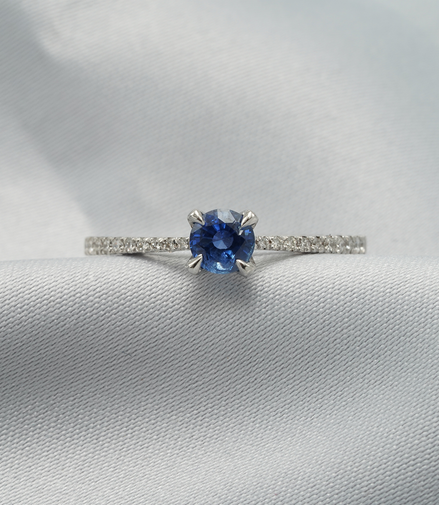 Blue Sapphire &amp; Diamond Solitaire Ring – 18K White Gold