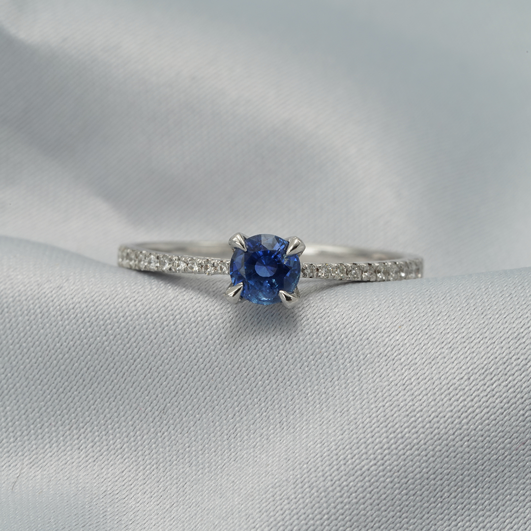 Blue Sapphire & Diamond Solitaire Ring – 18K White Gold