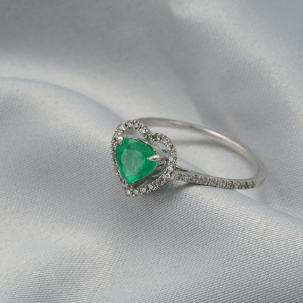 18K White Gold Emerald Heart & Diamond Ring