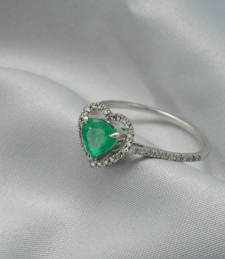 18K White Gold Emerald Heart & Diamond Ring