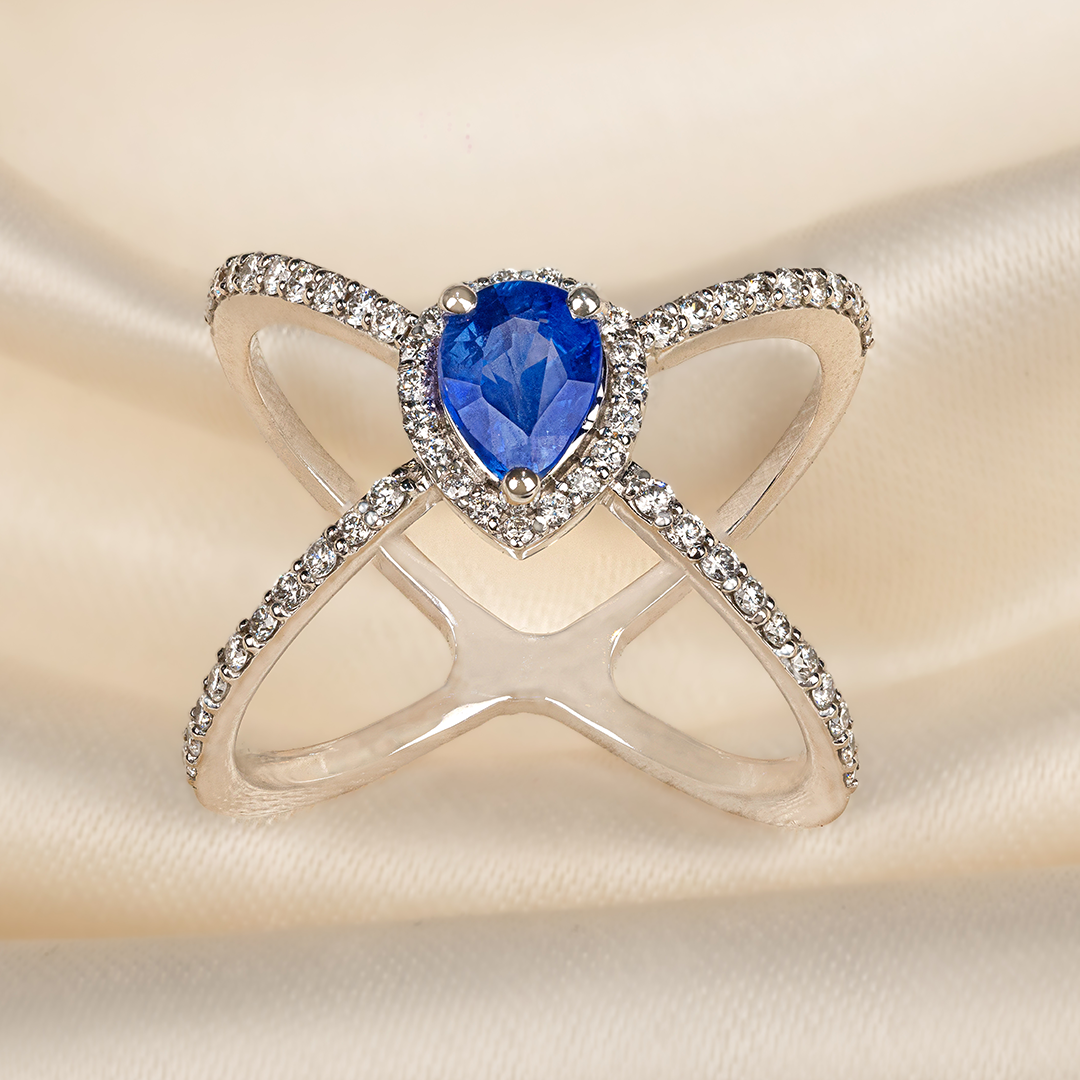 Elegance in Blue – 18K White Gold Ring with Blue Sapphire & Diamonds