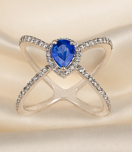 Elegance in Blue – 18K White Gold Ring with Blue Sapphire & Diamonds