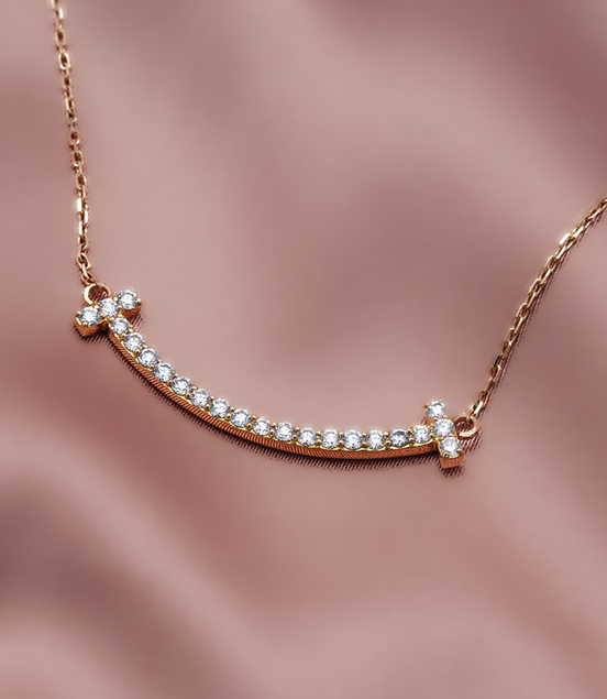 Radiant Smiles – 18K White Gold Necklace with Diamonds